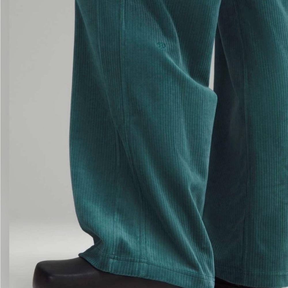 Lululemon Scuba Mid-Rise Wide-Leg Pant *Velvet Cord
Storm Teal Size 6 - Picture 5 of 14